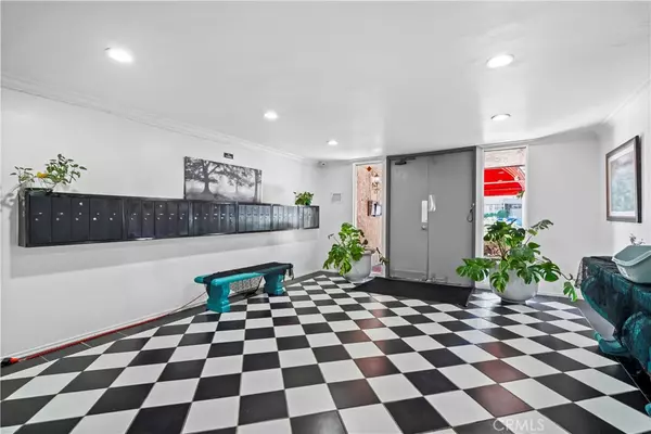 Sherman Oaks, CA 91423,4424 Woodman AVE #101