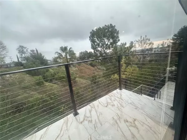 Woodland Hills, CA 91364,5128 Llano