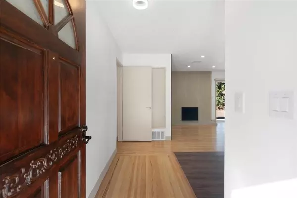 Canoga Park, CA 91304,8581 Owensmouth