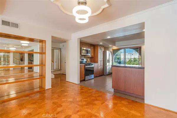 Encino, CA 91316,5216 Lindley #2