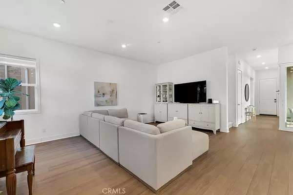 Valencia, CA 91381,27144 Skyland WAY