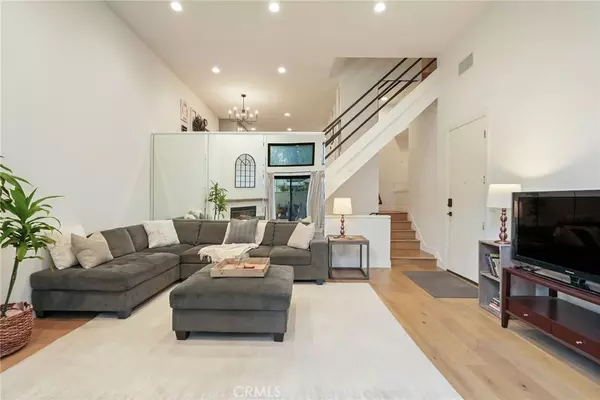 6930 De Celis, Lake Balboa, CA 91406