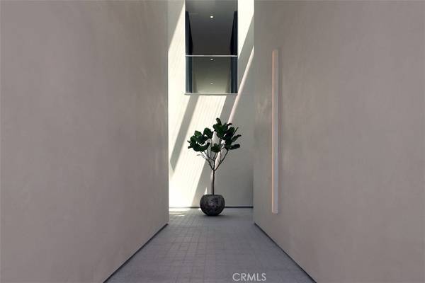 West Hollywood, CA 90069,838 N Kings RD #103