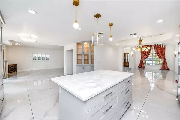 Tarzana, CA 91356,19314 Yolie