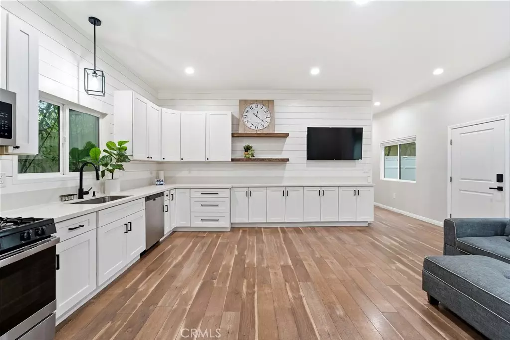 Tarzana, CA 91356,5702 Donna AVE