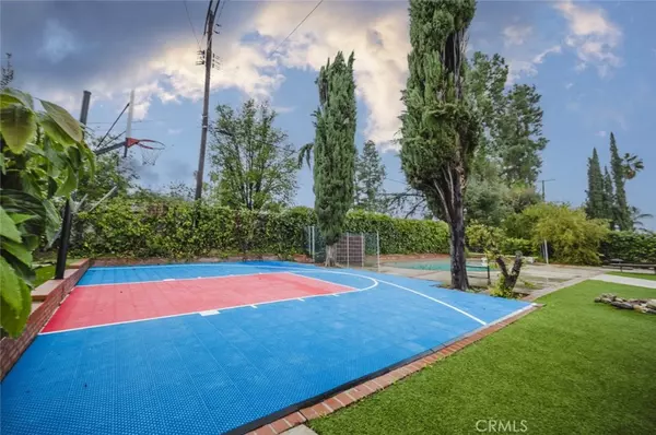 Woodland Hills, CA 91367,5817 Lockhurst DR