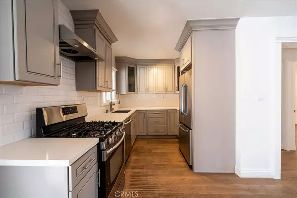 Woodland Hills, CA 91367,22636 Berdon