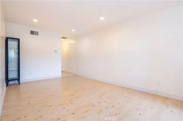 Valley Glen, CA 91401,6255 Woodman ave Unit 207