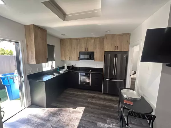 19138 Oxnard ST, Tarzana, CA 91356