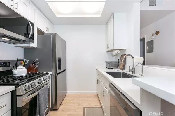 Reseda, CA 91335,19350 Sherman Way #124