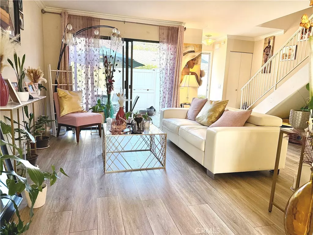 Agoura Hills, CA 91301,28615 Conejo View DR