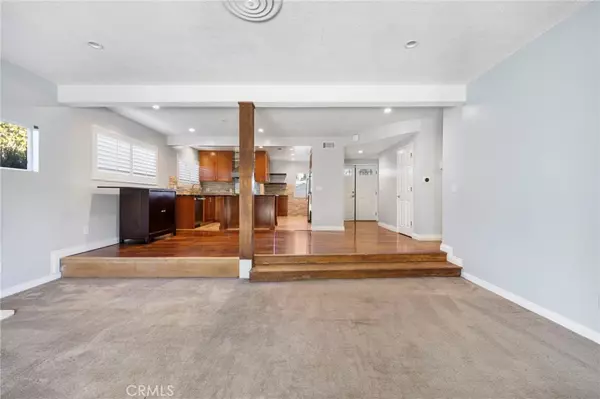 Northridge, CA 91324,9813 Rhea