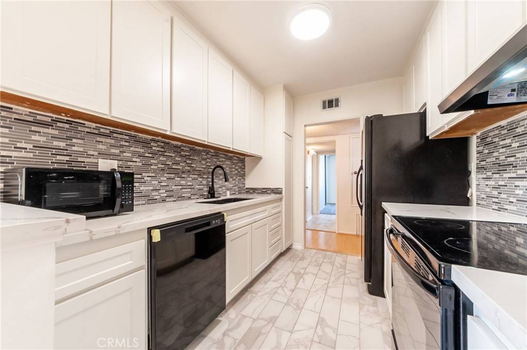 18307 Burbank BLVD #34, Tarzana, CA 91356