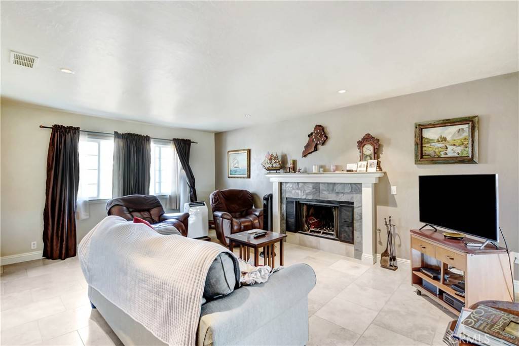 San Jacinto, CA 92583,338 E 5th ST