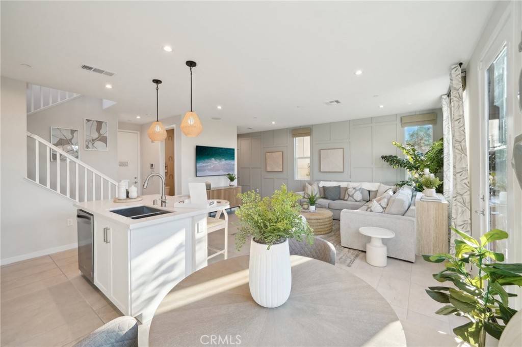 Fontana, CA 92336,5651 Carreon WAY