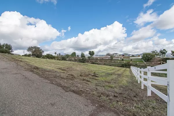 Fallbrook, CA 92028,5 Yucca RD
