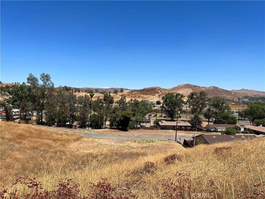5 Stecher AVE, Lake Elsinore, CA 92530