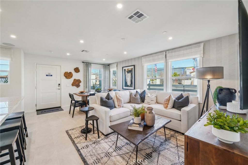 Fontana, CA 92336,16183 Lumia WAY