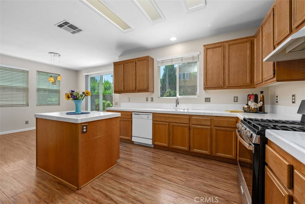 Temecula, CA 92592,33203 Romance PL
