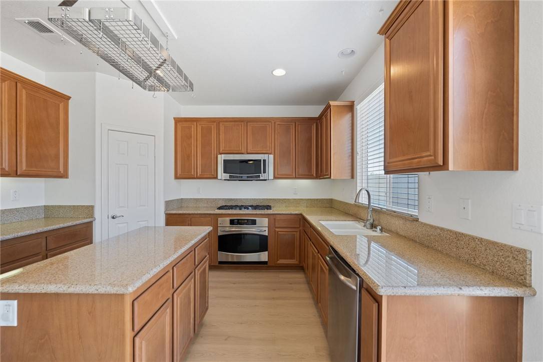 Wildomar, CA 92595,23812 Cook CT