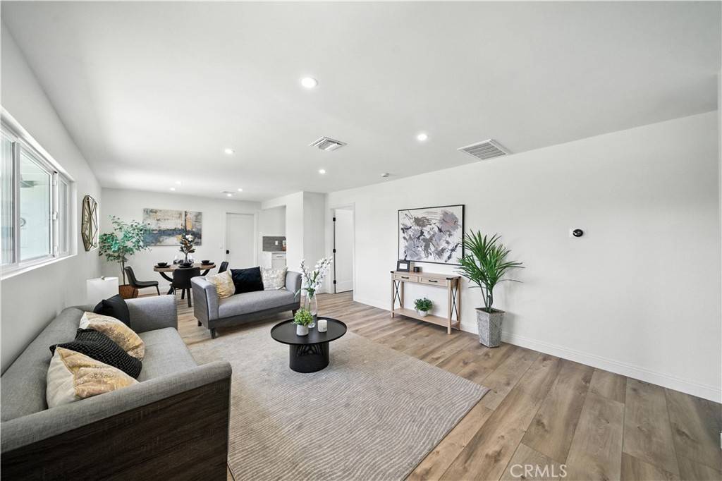 San Diego, CA 92117,5243 Tara PL