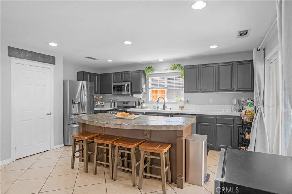 Lake Elsinore, CA 92532,45008 Carla CT