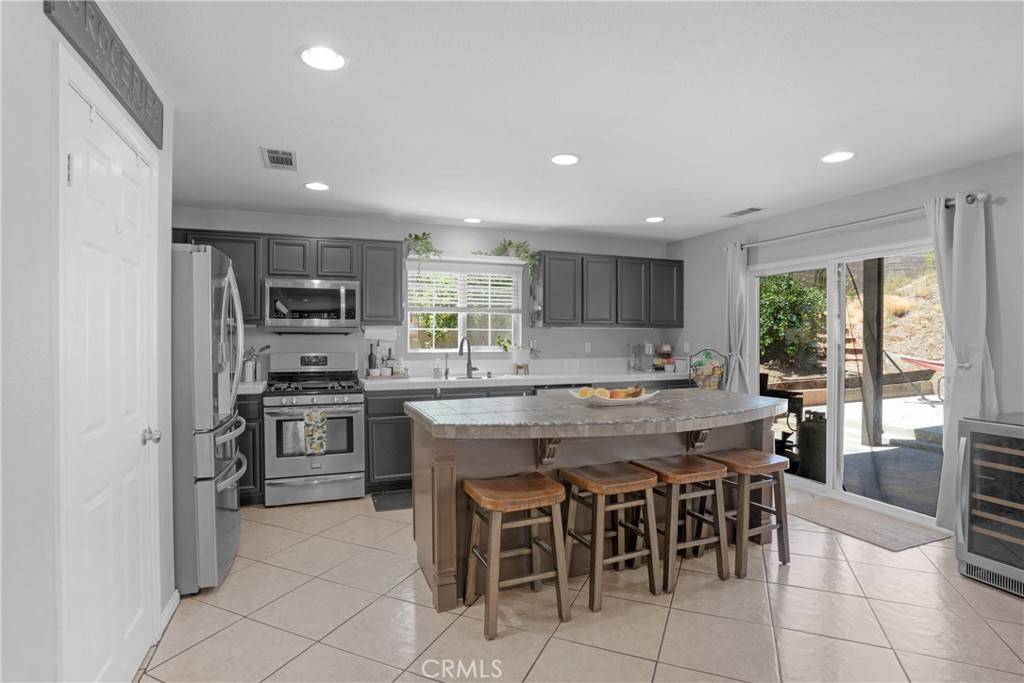 Lake Elsinore, CA 92532,45008 Carla CT