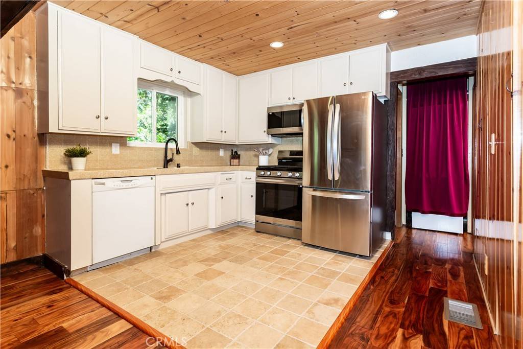 Lake Arrowhead, CA 92352,27941 Rainbow DR
