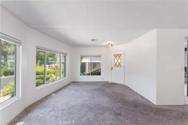 Escondido, CA 92026,8975 Lawrence Welk #217