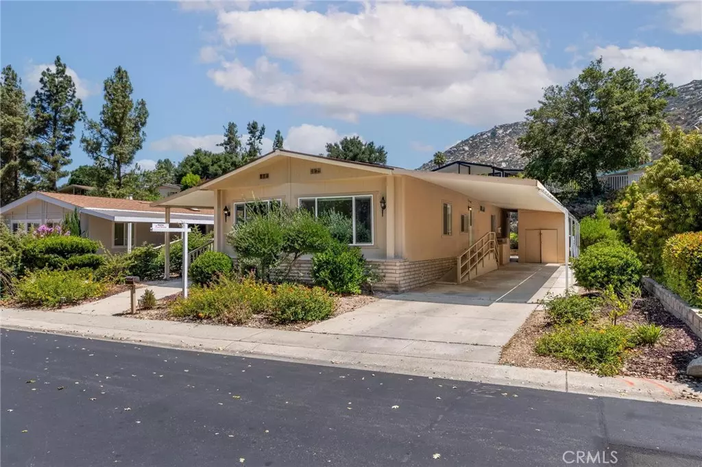 Escondido, CA 92026,8975 Lawrence Welk #217