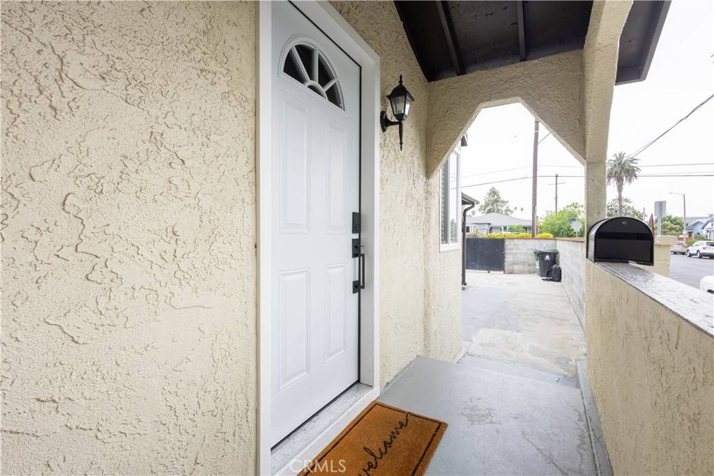 Los Angeles, CA 90018,3720 S St Andrews PL