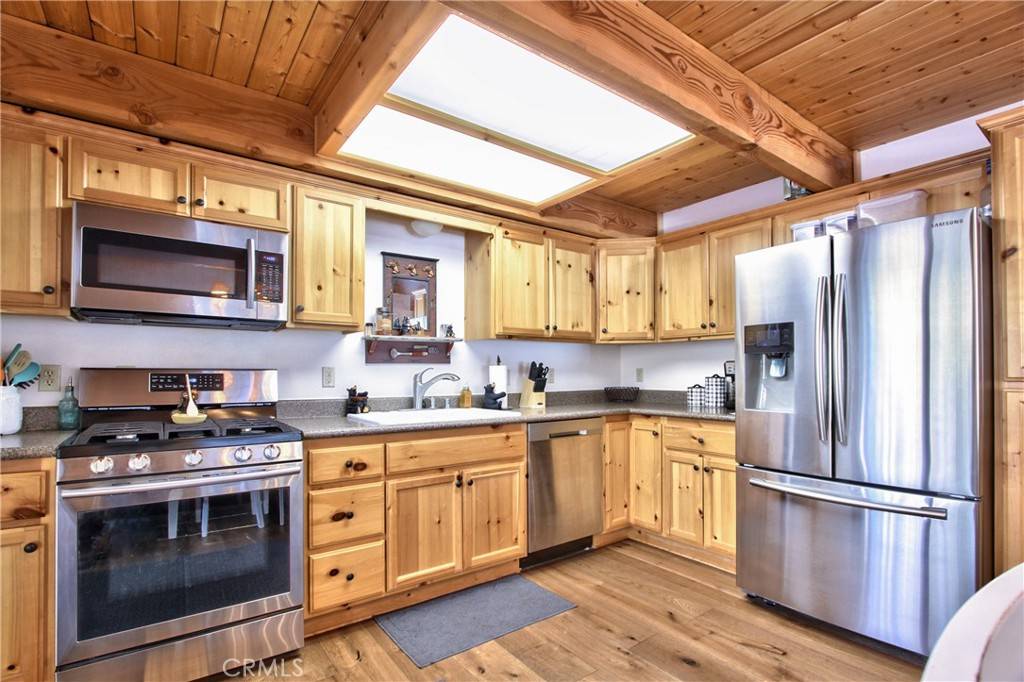 Sugarloaf, CA 92386,525 Pine LN