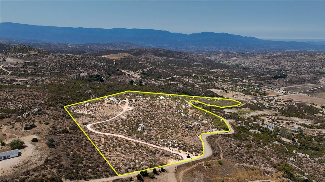 8 Centernnial ST, Aguanga, CA 92536