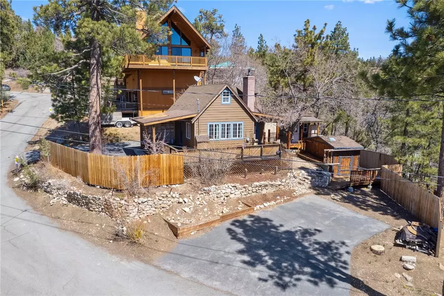 1137 Ridge Rd, Fawnskin, CA 92333