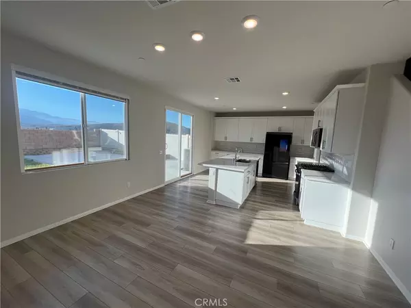 Lake Elsinore, CA 92532,19557 Hanging Rock