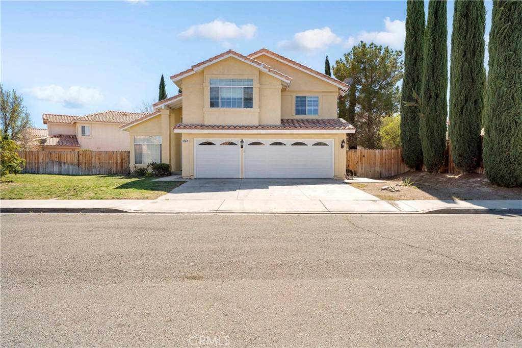 2742 W Newgrove ST, Lancaster, CA 93536
