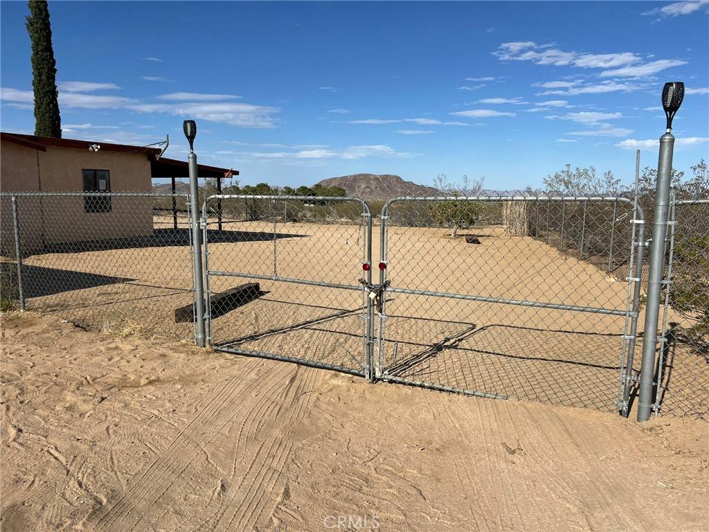 Landers, CA 92285,1567 Dakota LN