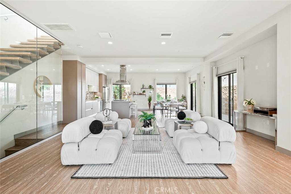Tarzana, CA 91356,18719 Redwing ST