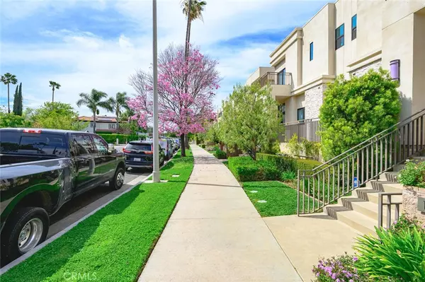 Tarzana, CA 91356,18719 Redwing ST