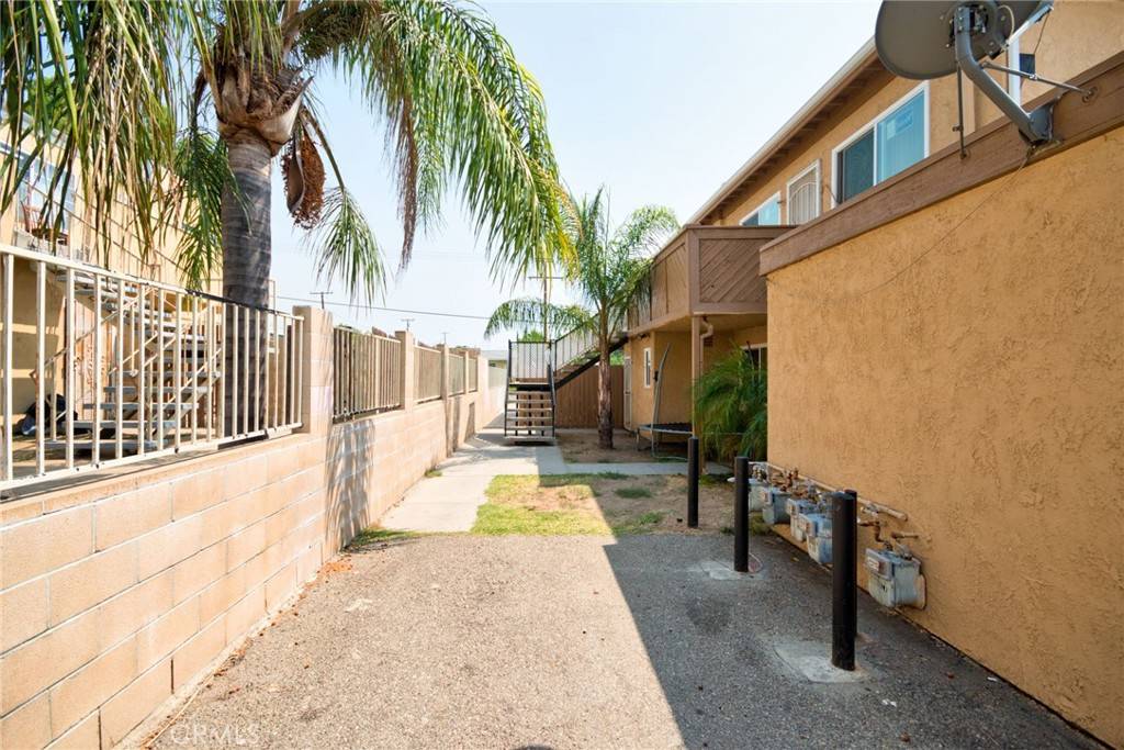 Rialto, CA 92376,1074 N Willow AVE