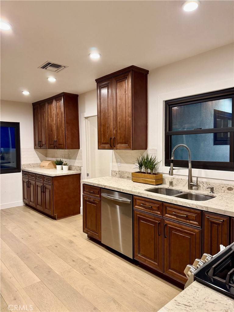 Van Nuys, CA 91406,17037 Covello ST