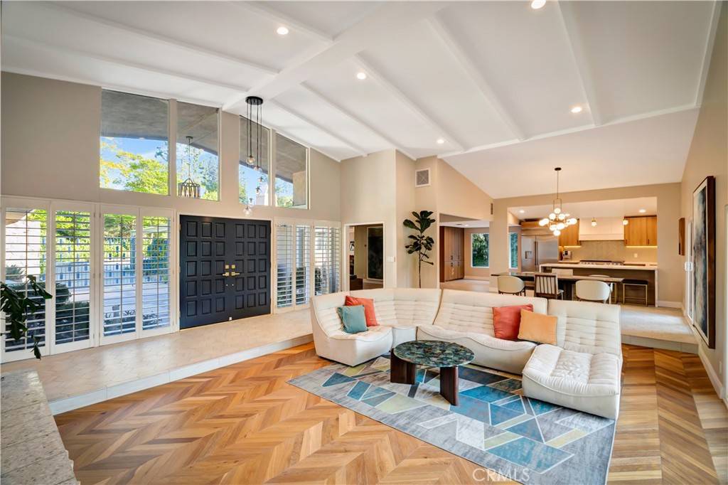 Woodland Hills, CA 91364,20351 Wells DR