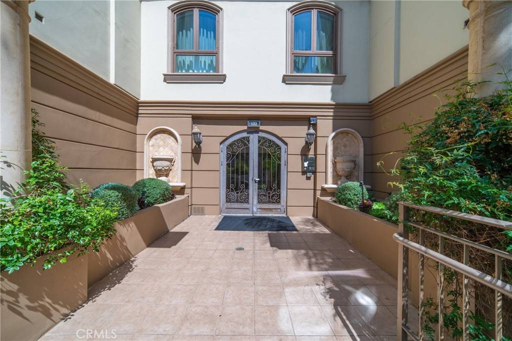 Beverly Hills, CA 90212,132 S Crescent DR #202