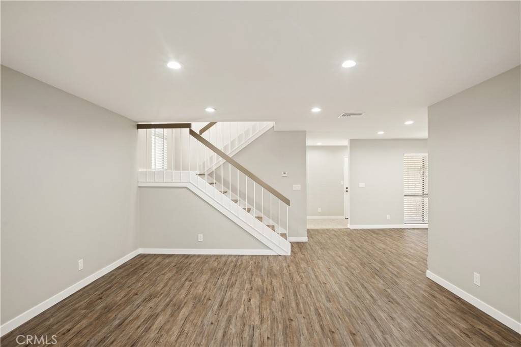 Los Angeles, CA 90042,4225 Via Arbolada #560