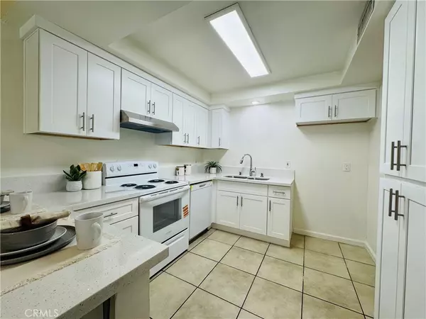 Tustin, CA 92780,1881 Mitchell AVE #8