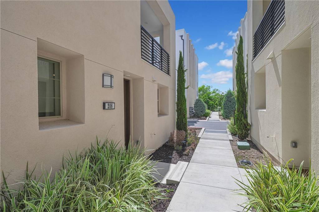 Irvine, CA 92618,208 Harringay