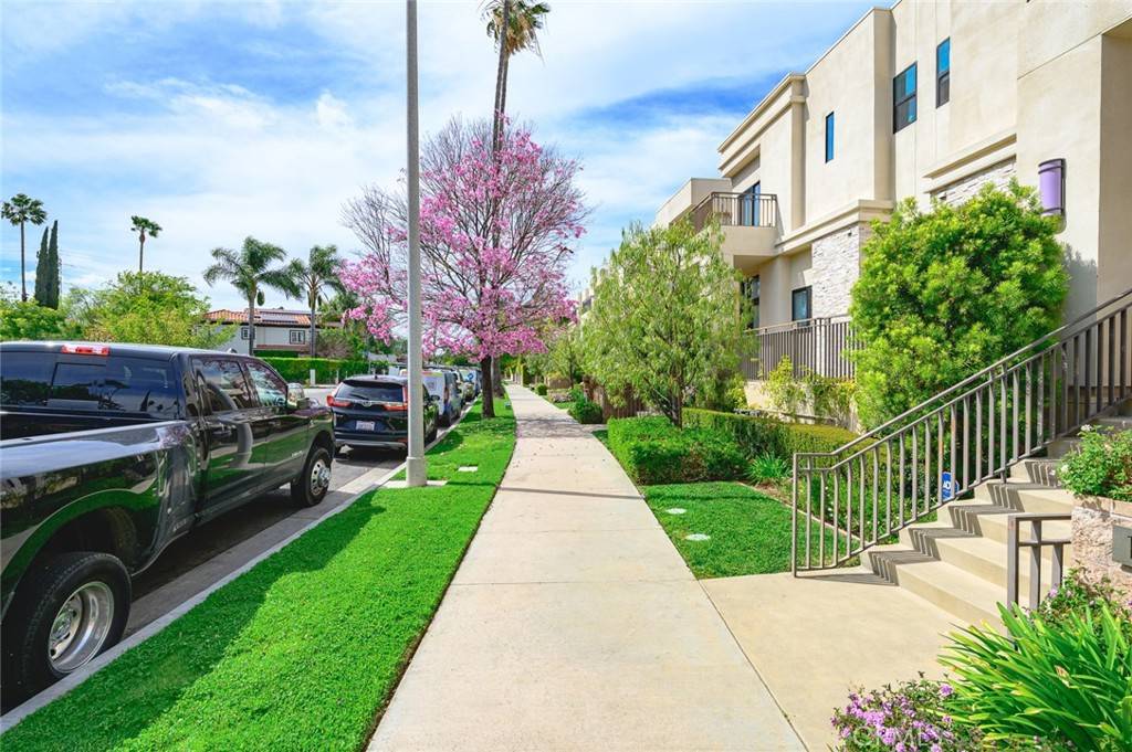 Tarzana, CA 91356,18719 Redwing ST