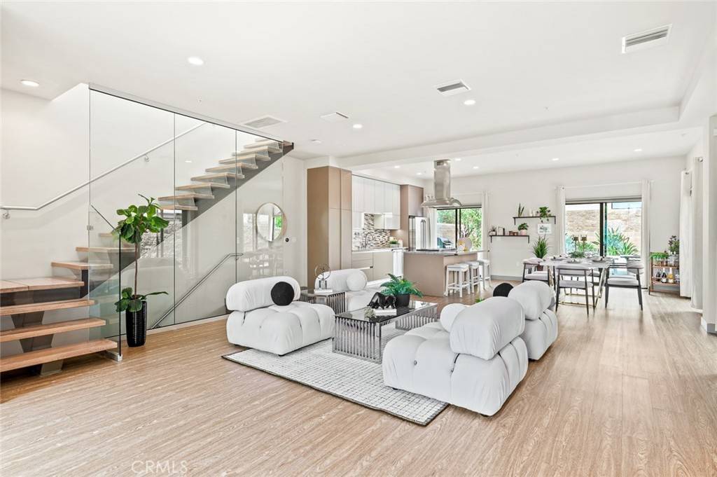 Tarzana, CA 91356,18719 Redwing ST
