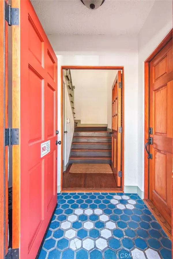 Los Angeles, CA 90048,8246 4th ST