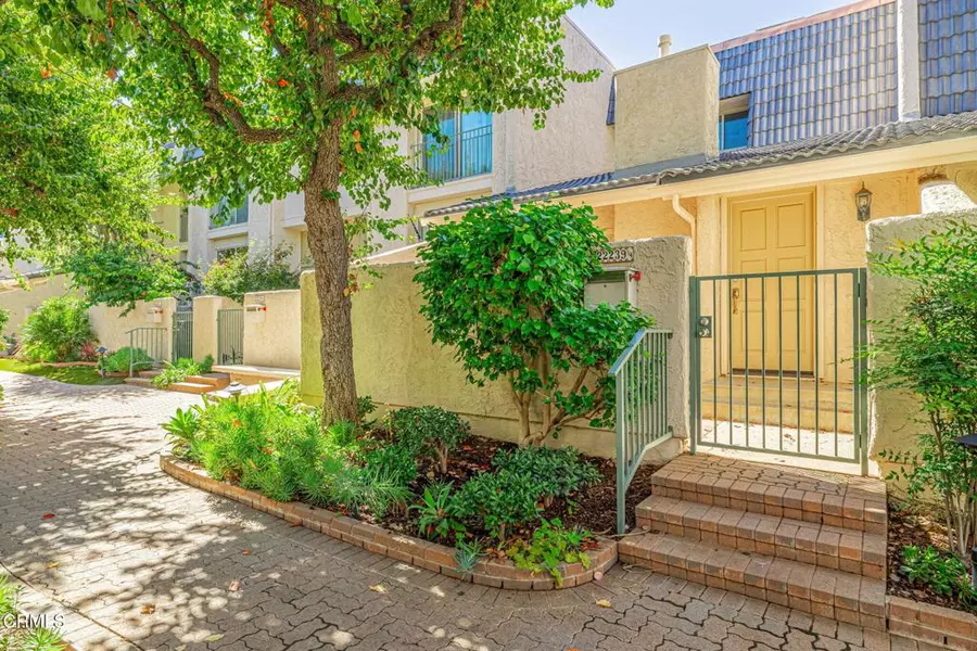 22239 1/4 Erwin ST, Woodland Hills, CA 91367